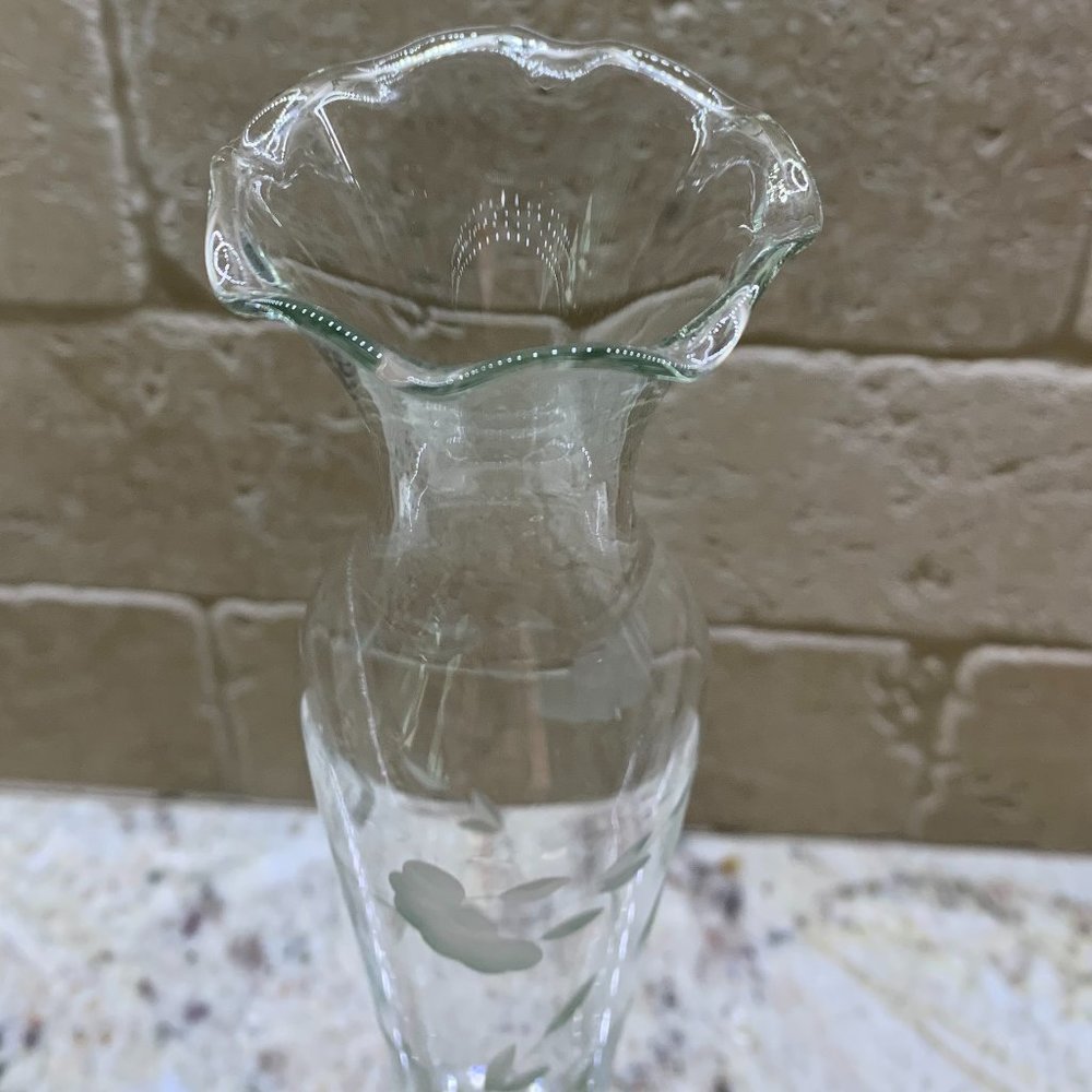 Vintage Bud Vase: Princess House "Heritage" with ruffled edging - Picture 3 of 3